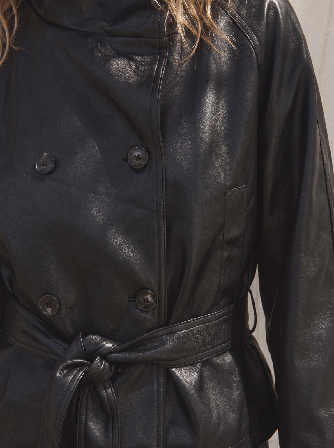 Veste courte effet cuir ceinturée