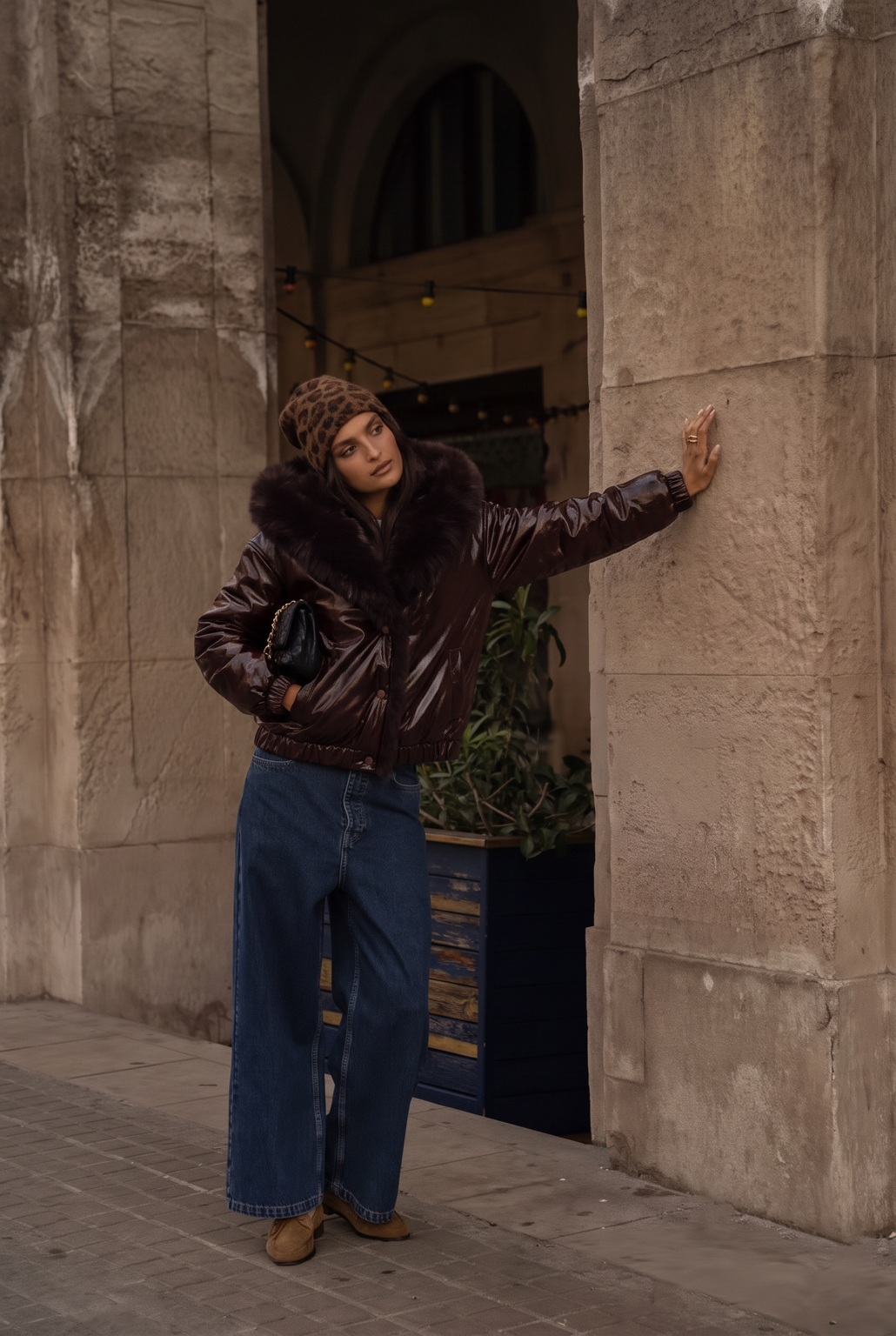 Veste bomber brillante à col enveloppant