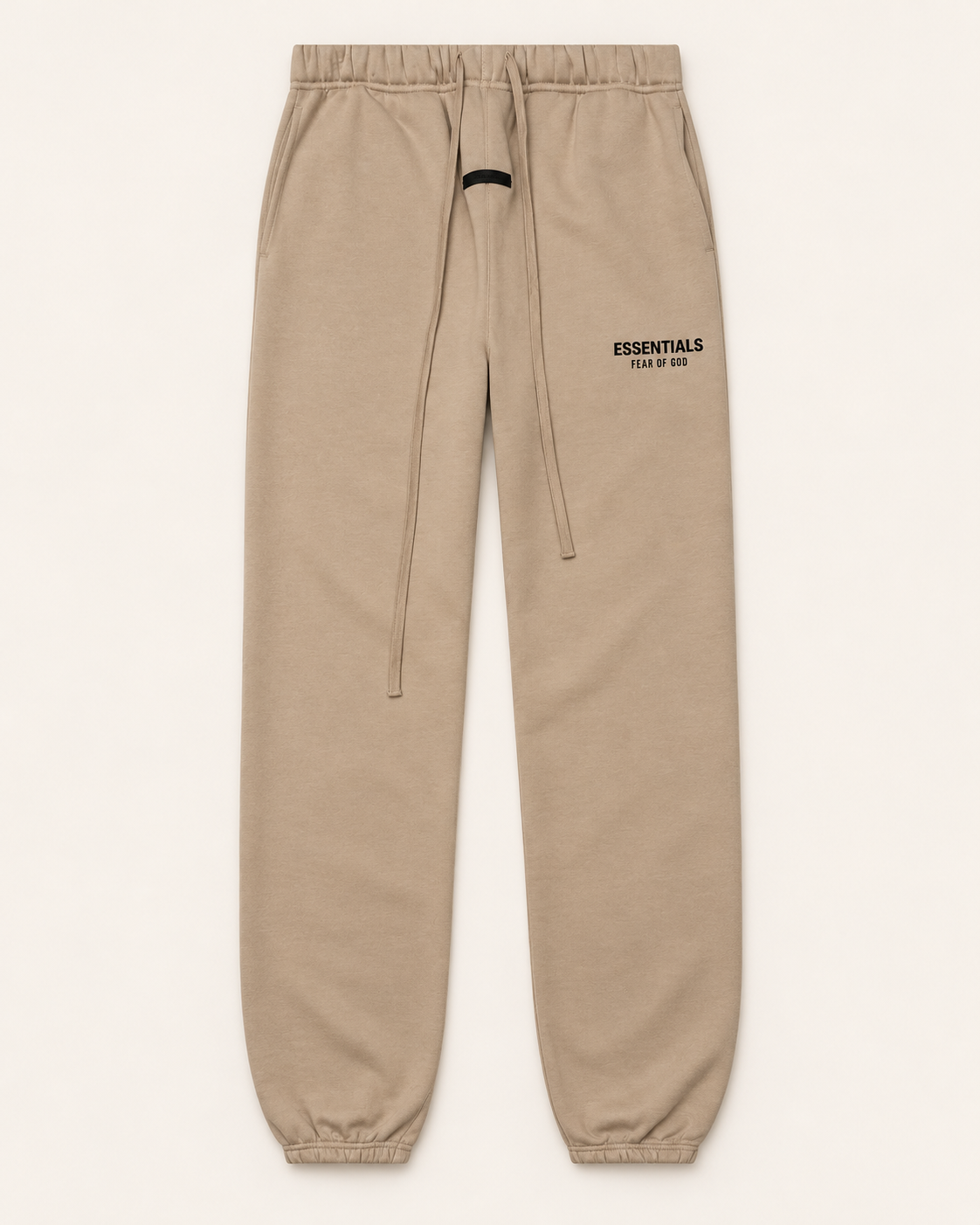 Jogging Sohan sable Fear of God Essentials 130HO242027F présenté à plat de face, avec cordons et chevilles élastiquées.