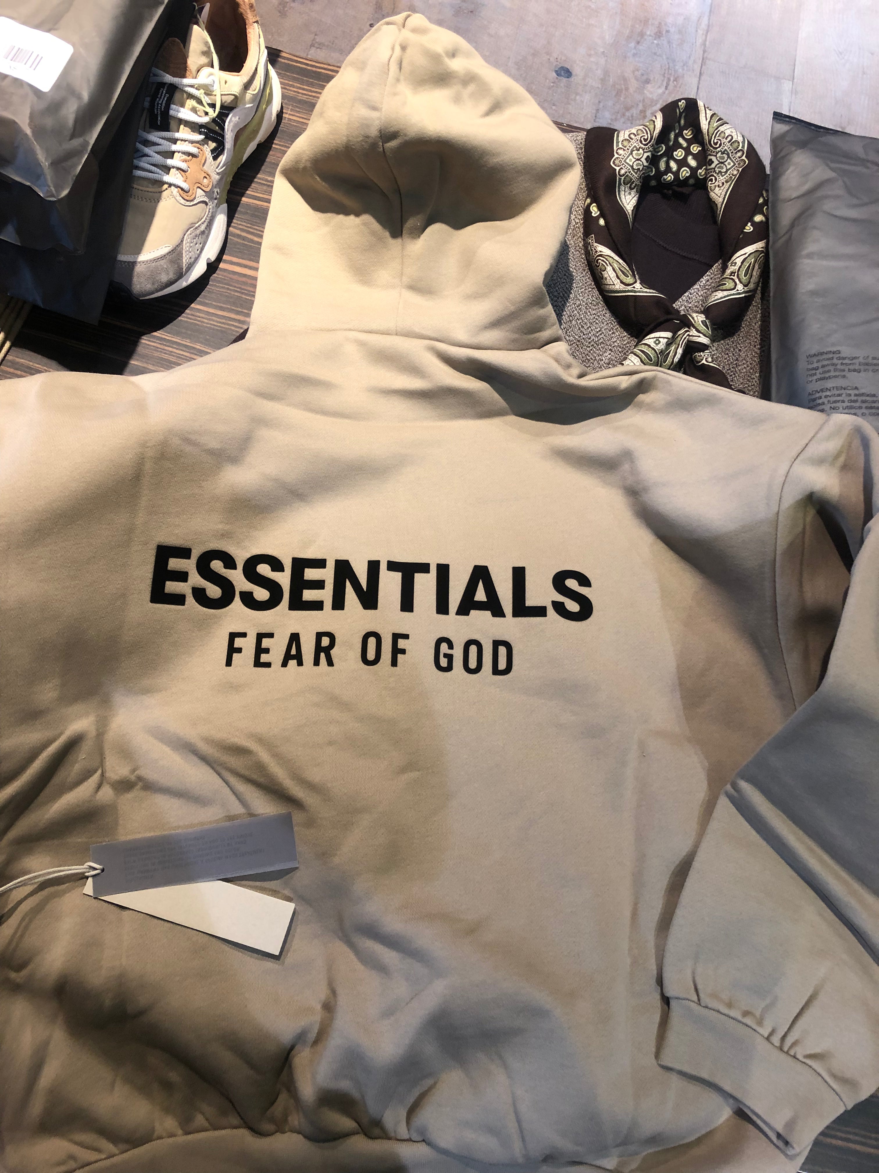Vue du dos du sweat à capuche Naël sable Fear of God Essentials 192HO246257F, grand logo noir Essentials Fear of God