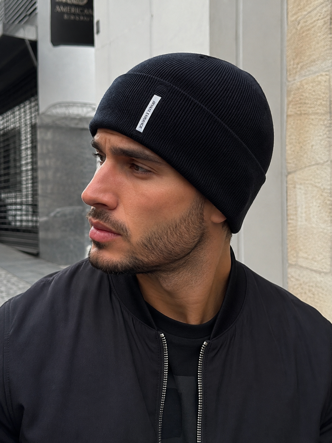 Bonnet noir Armani Exchange porté par un homme