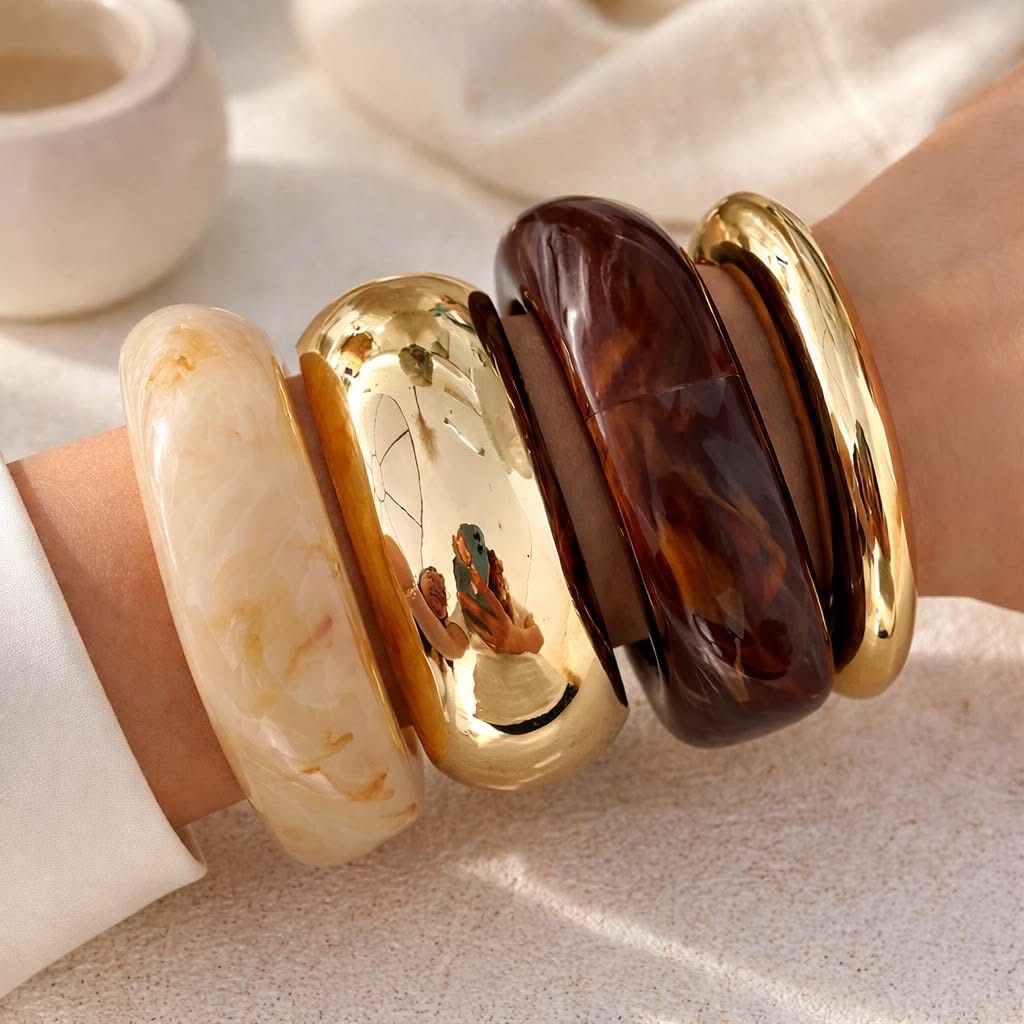 Bracelets dorés et résine
