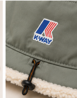 Détail logo et bord sherpa du Bob PASCALLE ORSETTO K-Way vert
