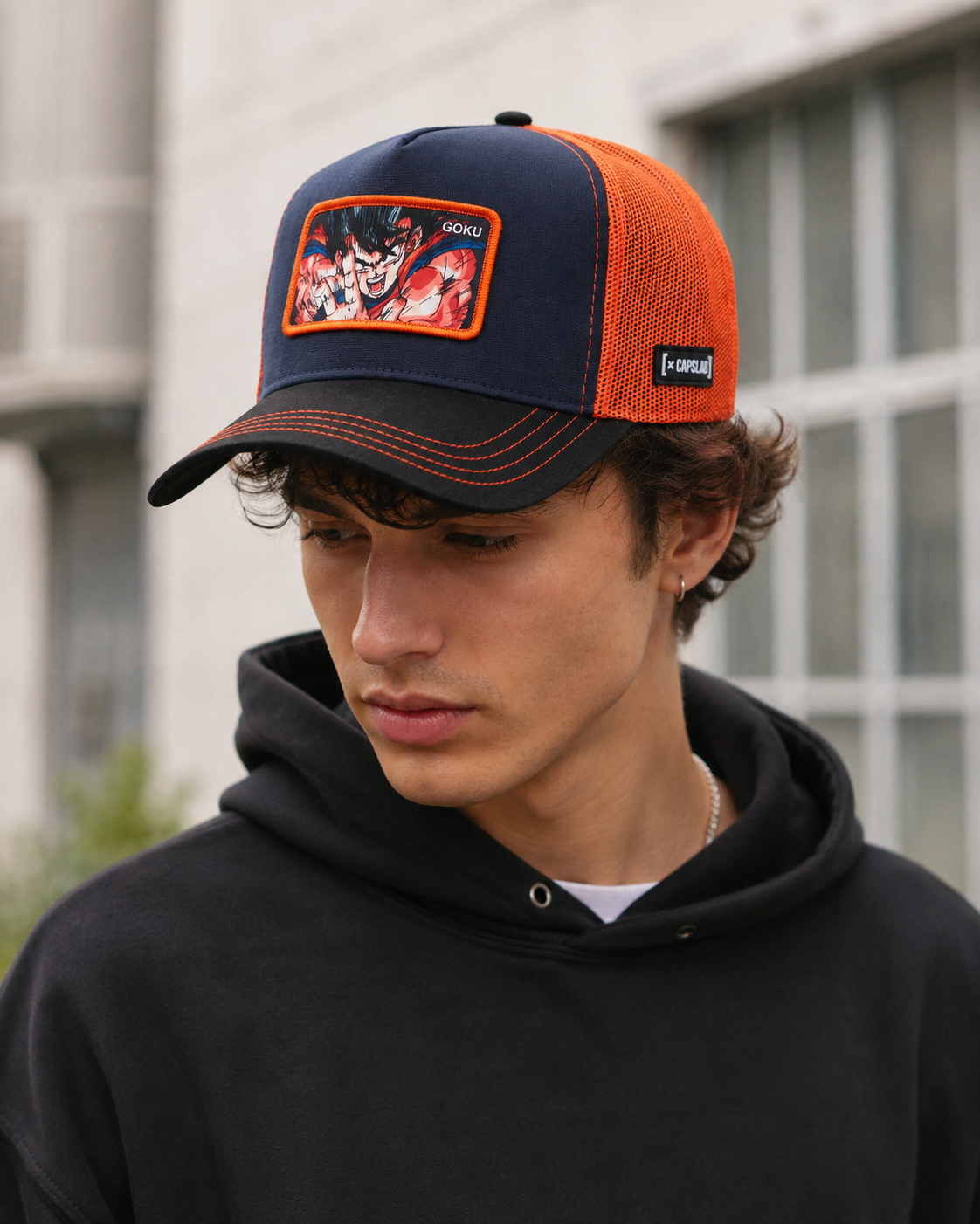 Casquette CAPSLAB Dragon Ball Goku bleu marine et orange portée - photo lifestyle