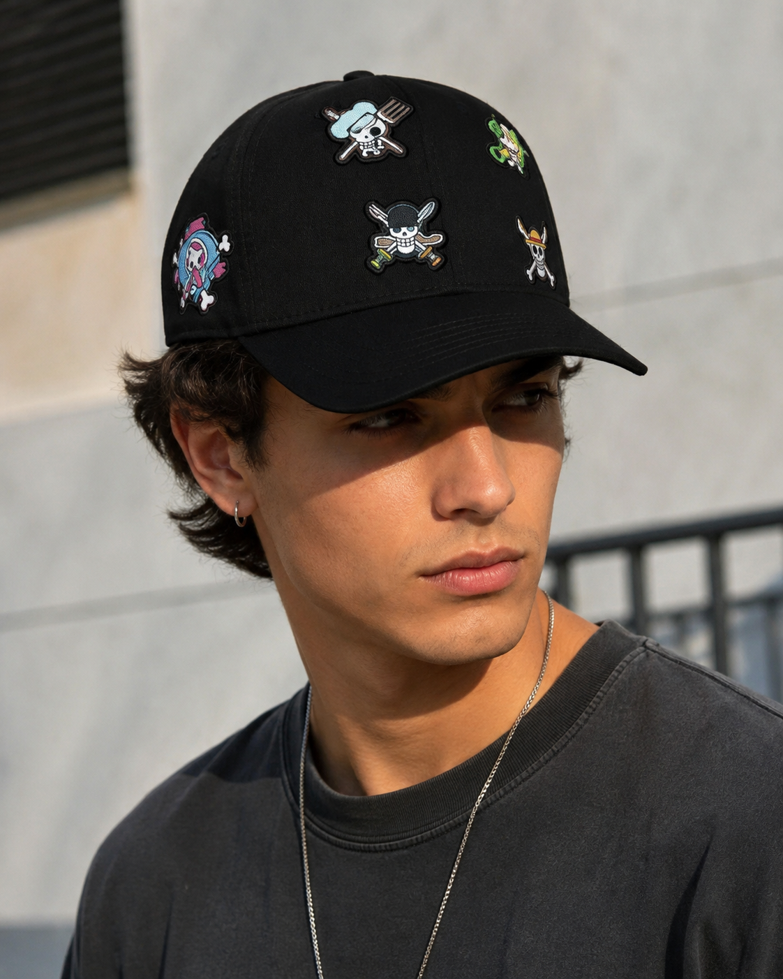 Casquette CAPSLAB One Piece noire à écussons portée - photo lifestyle