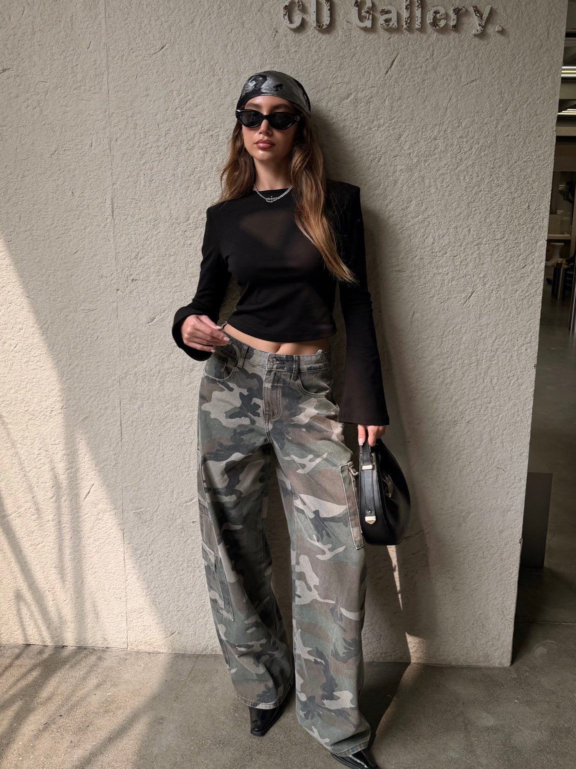 Jean cargo Sacha camouflage porté de face