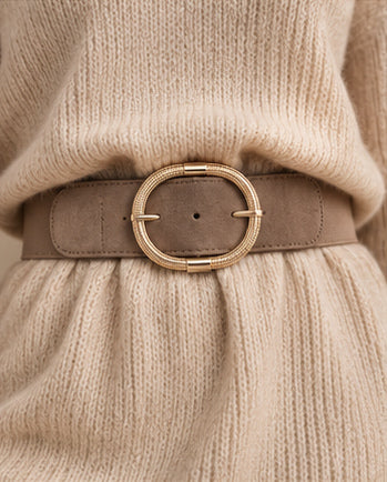 Idée de porté de la ceinture ALIX sur une robe en maille écrue, cadrage sur la taille.