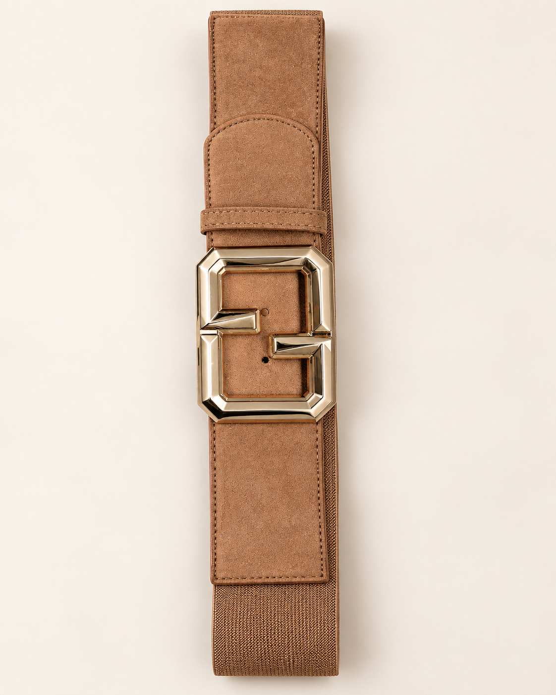 Ceinture ELORA élastique camel à boucle dorée géométrique, vue à plat sur fond beige.