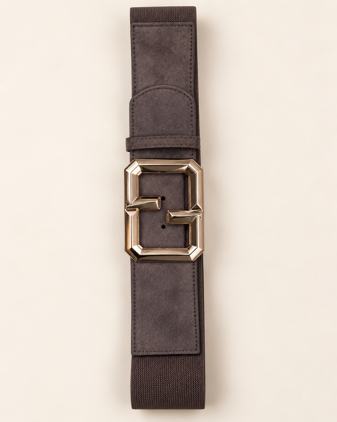 Ceinture ELORA élastique choco à boucle dorée géométrique, vue à plat sur fond beige.