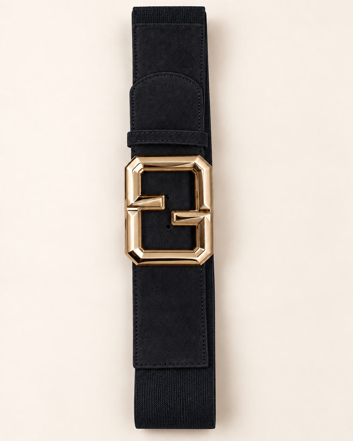 Ceinture ELORA élastique noire à boucle dorée géométrique, vue à plat sur fond beige.