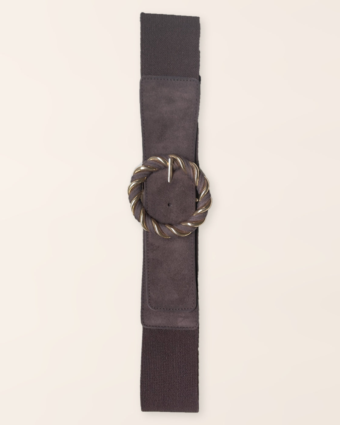 Ceinture SOLINE choco, devant effet suédine, bande élastique et boucle ronde torsadée aux détails dorés, vue à plat sur fond beige.