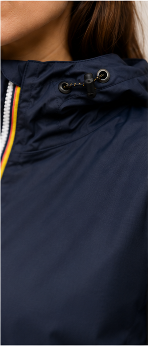 Détail capuche ajustable veste LE VRAI 4.0 CLAUDE K-Way femme marine