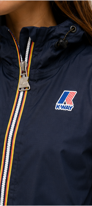 Détail logo et zip veste LE VRAI 4.0 CLAUDE K-Way femme marine