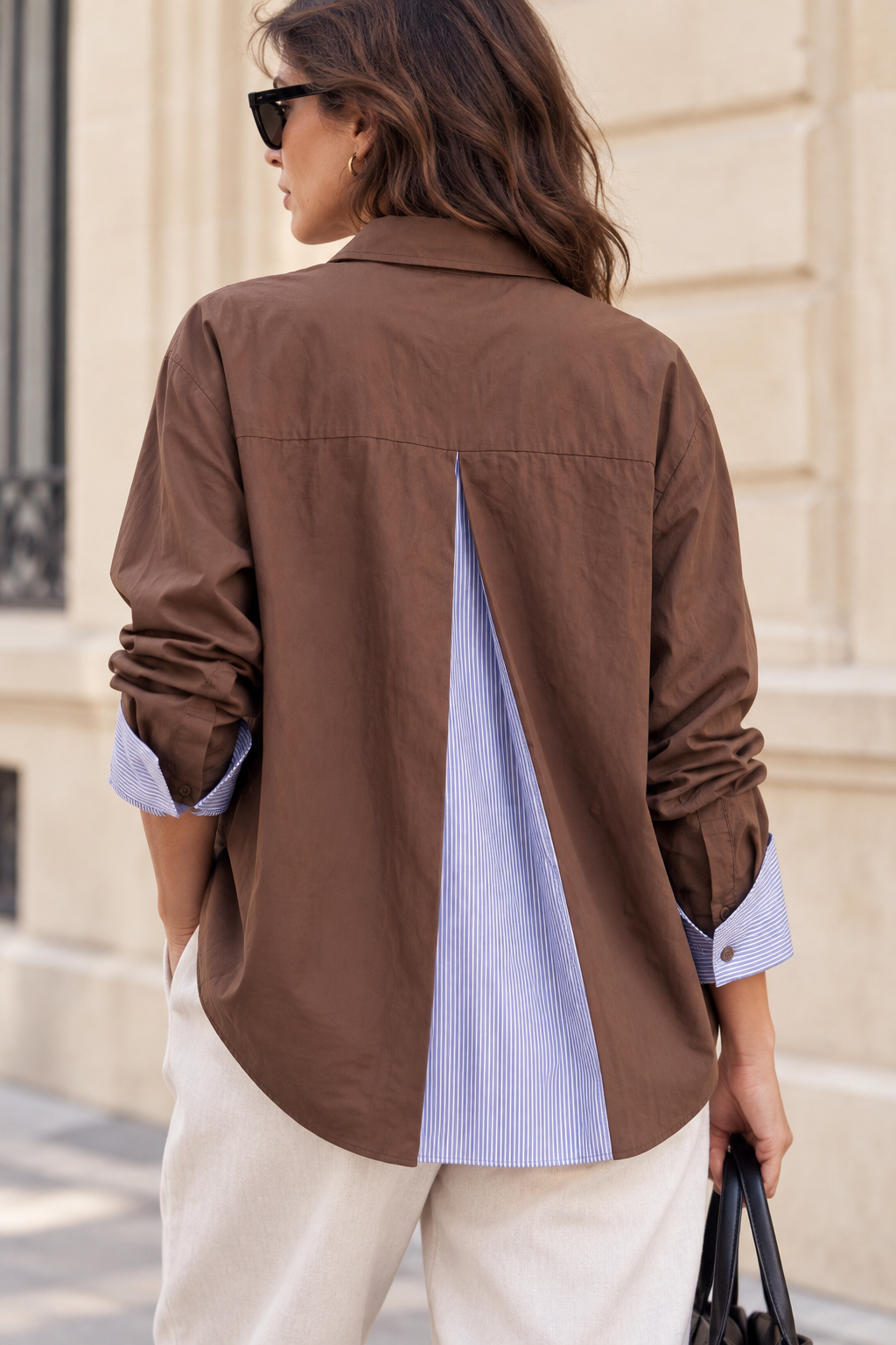 Chemise chocolat portée, vue de dos et fente rayée