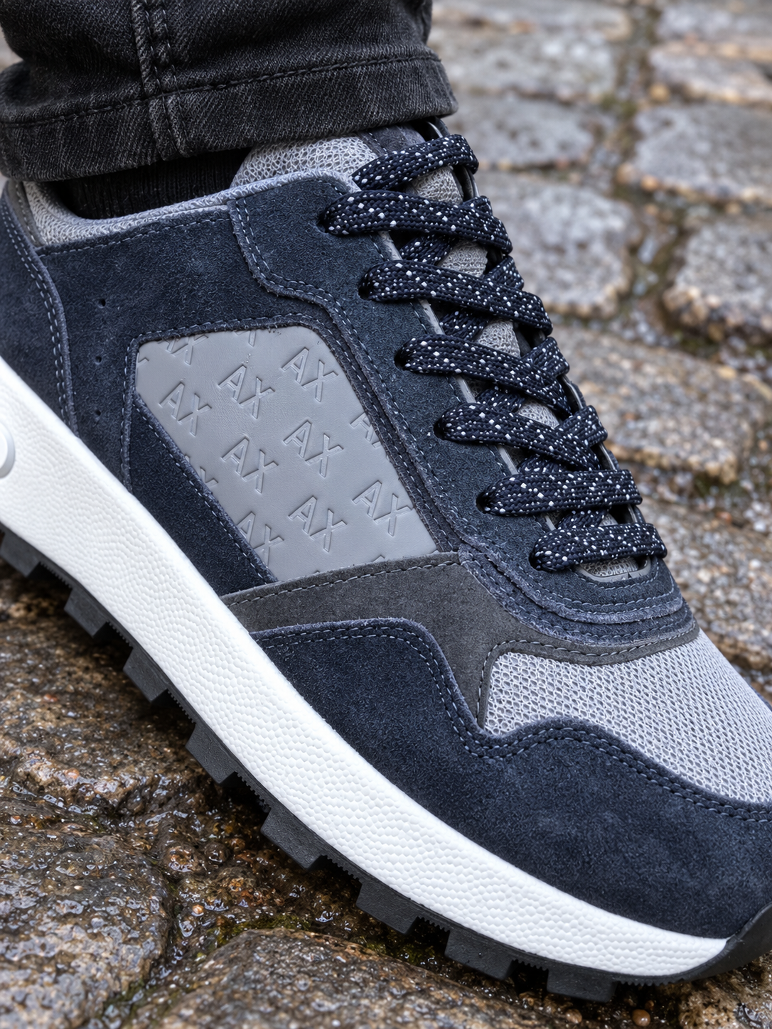 Sneakers Armani Exchange bleu et gris – détail lacets et matières