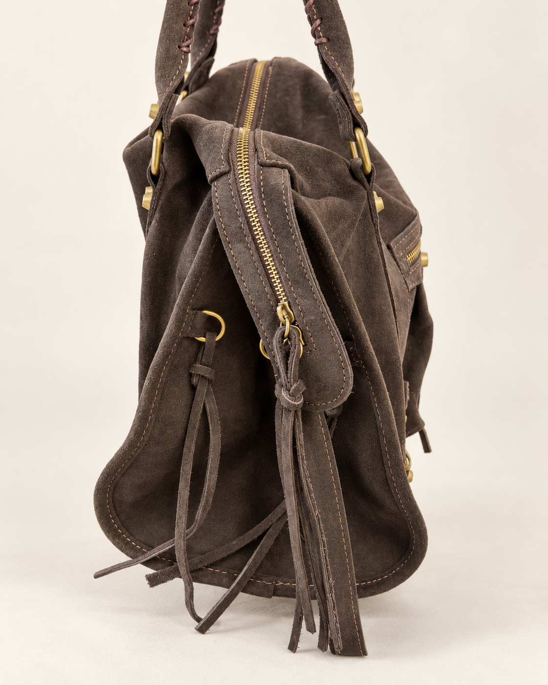 Sac Soléane choco en cuir de vachette, 3836 Grand Modèle, détail de profil du zip et des lanières