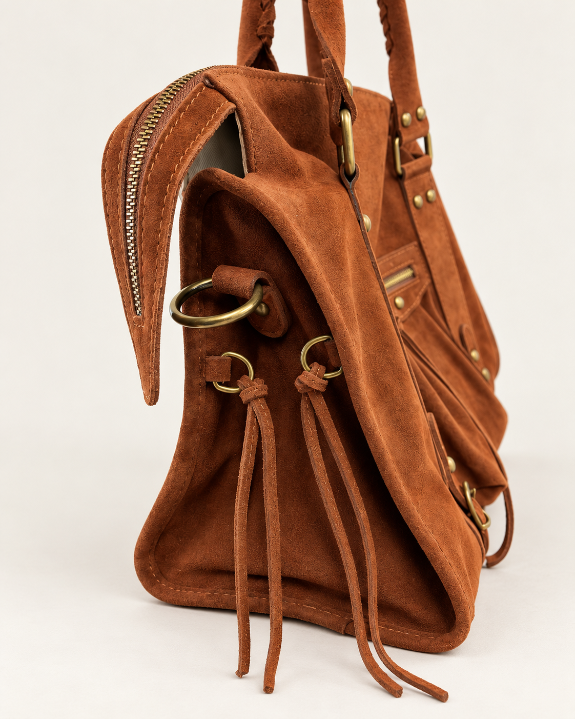 Sac Soléane cognac en cuir de vachette, 3836 Grand Modèle, détail de profil des anneaux et lanières