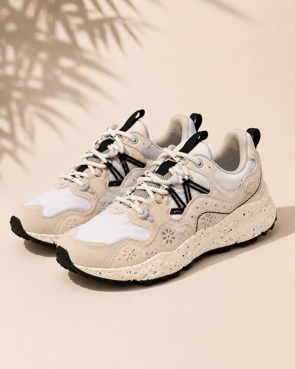Flower Mountain Yamabushi Uni Suede blanc - paire vue trois quarts
