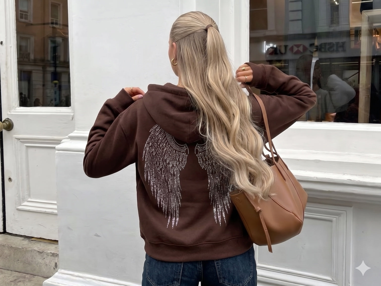 Gilet ANGEL marron porté de dos avec ailes en strass