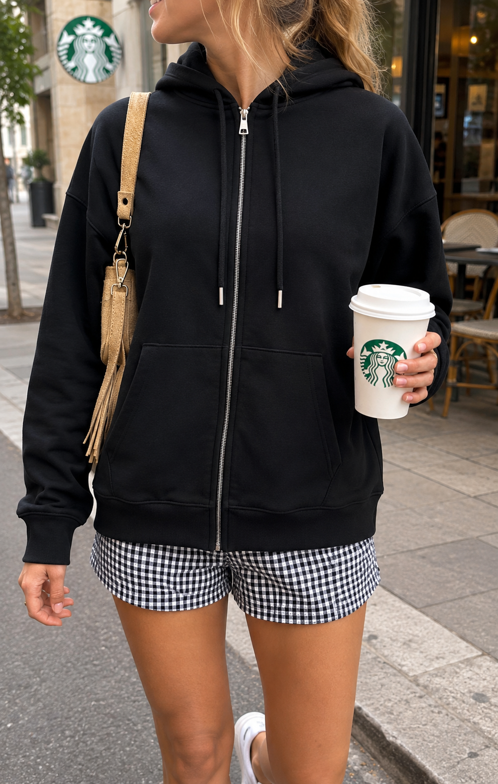 Gilet ANGEL noir zippé porté devant un café Starbucks