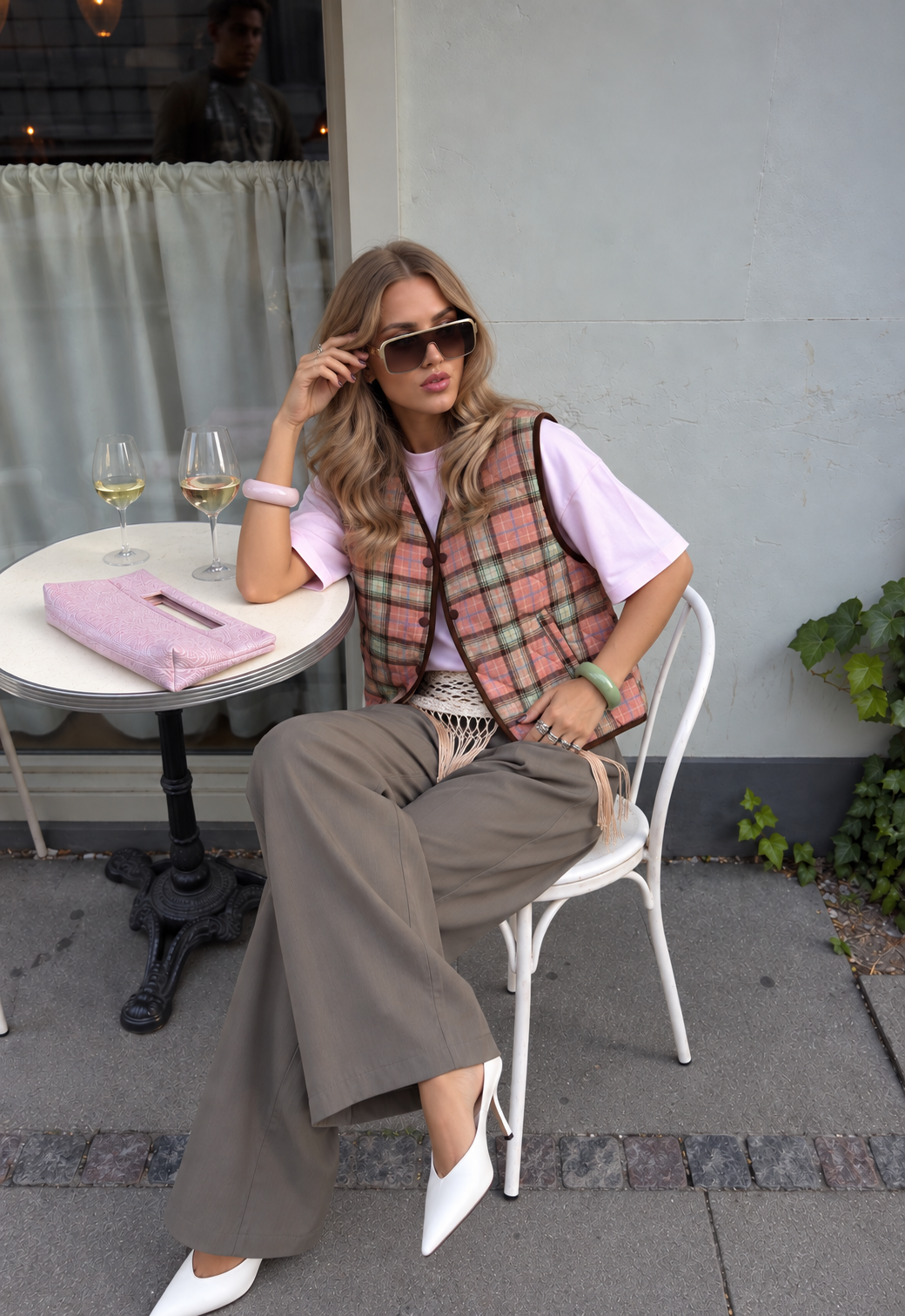 Gilet April rose porté au café