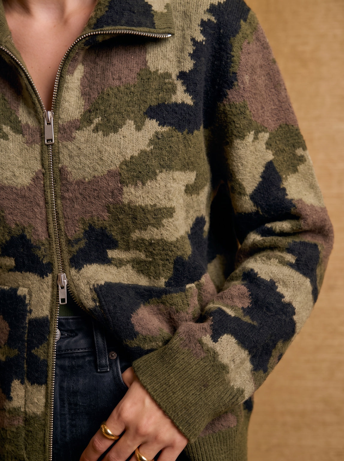 Détail du gilet zippé Camo Forêt en maille camouflage