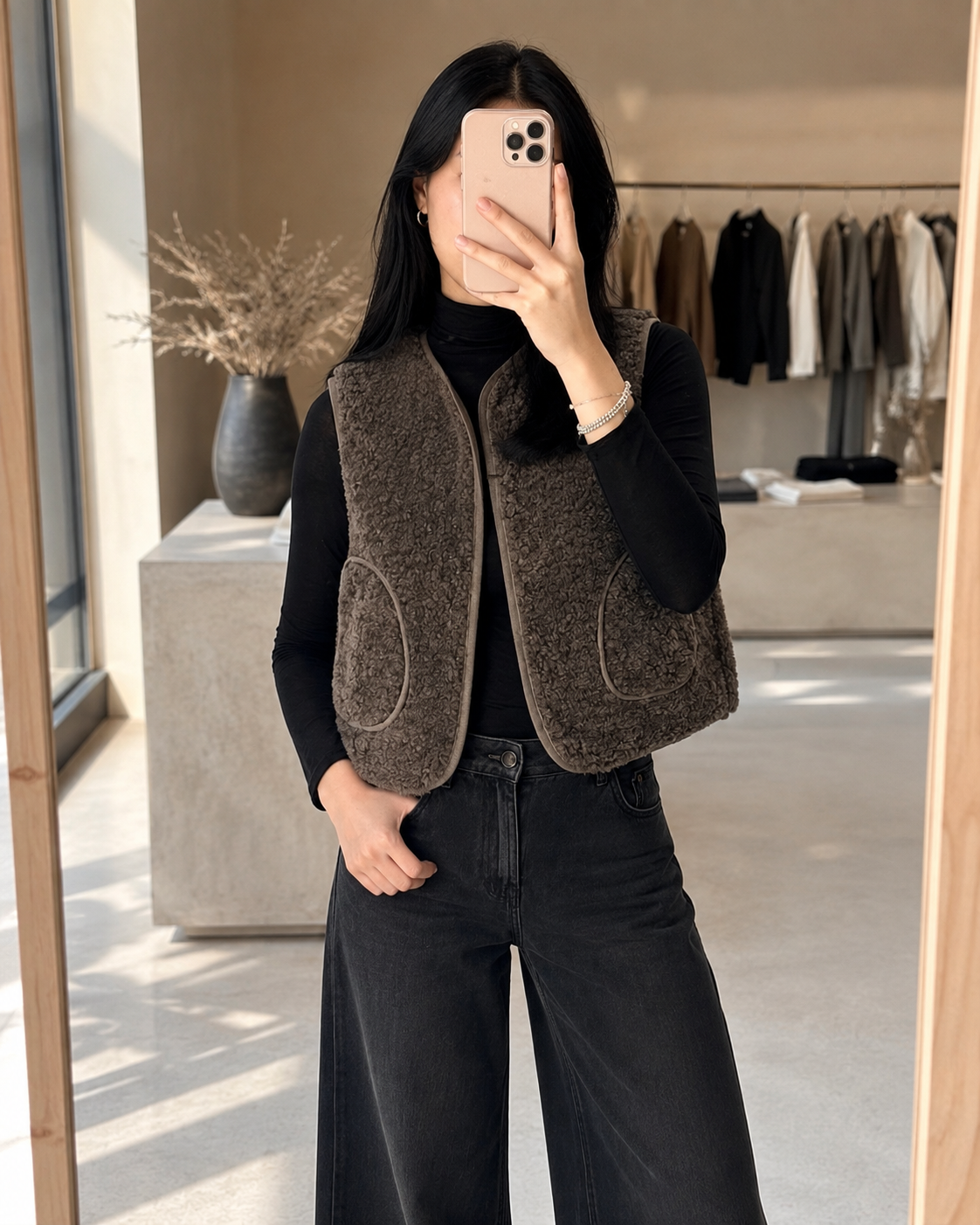 Gilet COZY marron porté - vue commerciale