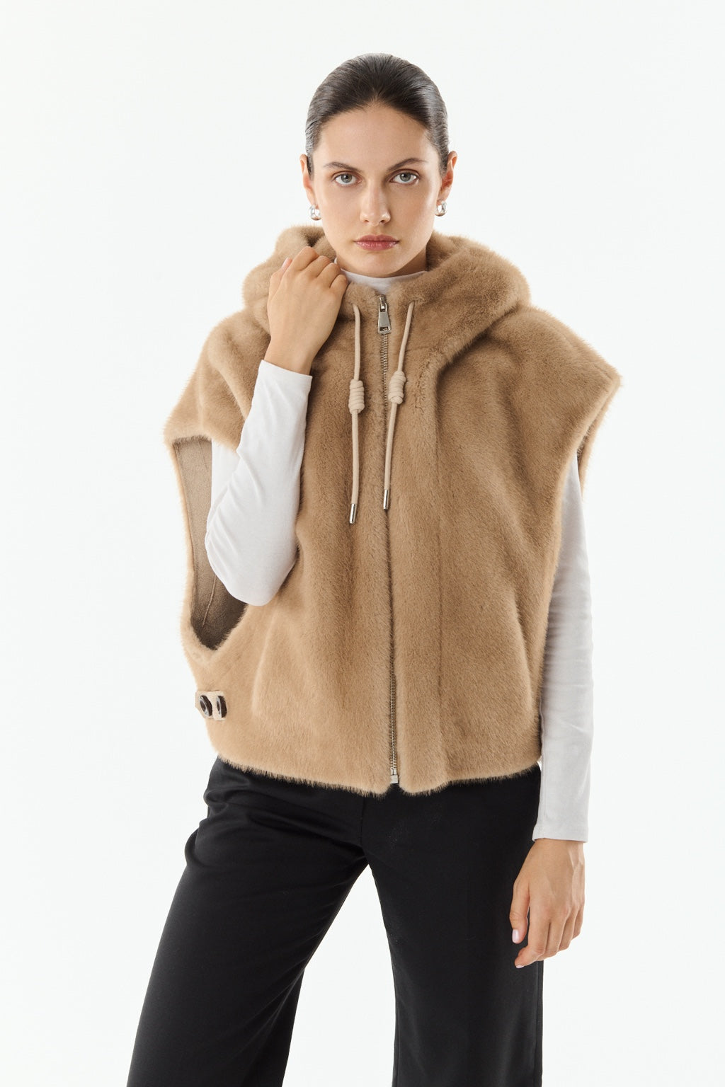 Gilet sans manches LUNA en fausse fourrure taupe – vue portée