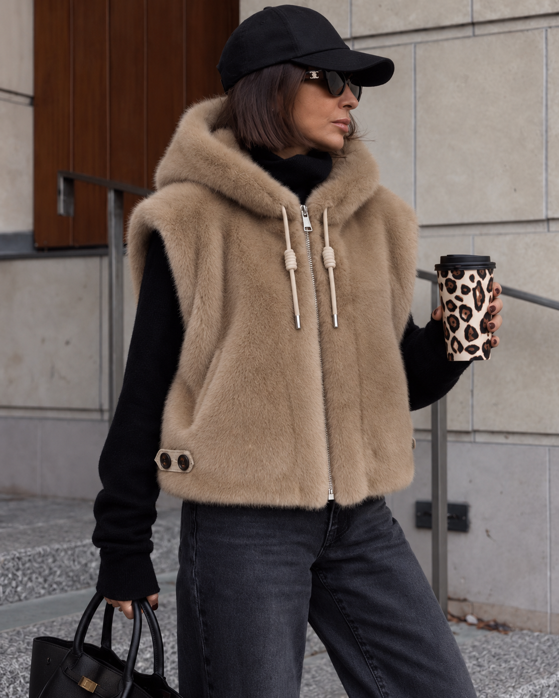 Gilet LUNA en fausse fourrure taupe – détail capuche et fermeture