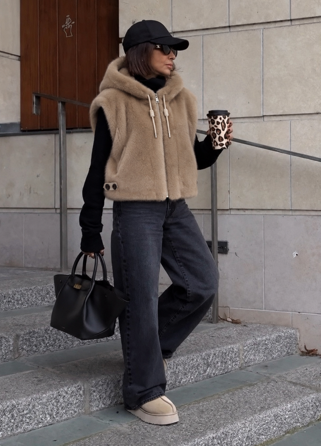Gilet LUNA en fausse fourrure taupe – vue portée rue