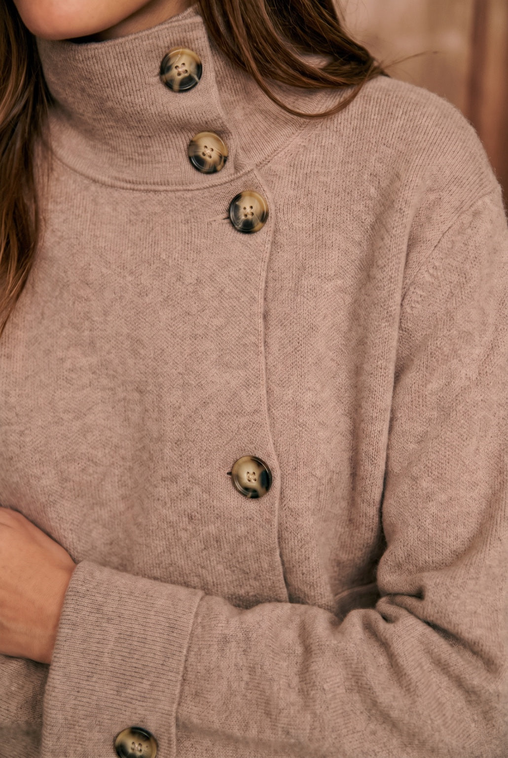 Gilet SIGNATURE taupe – détail du col et des boutons