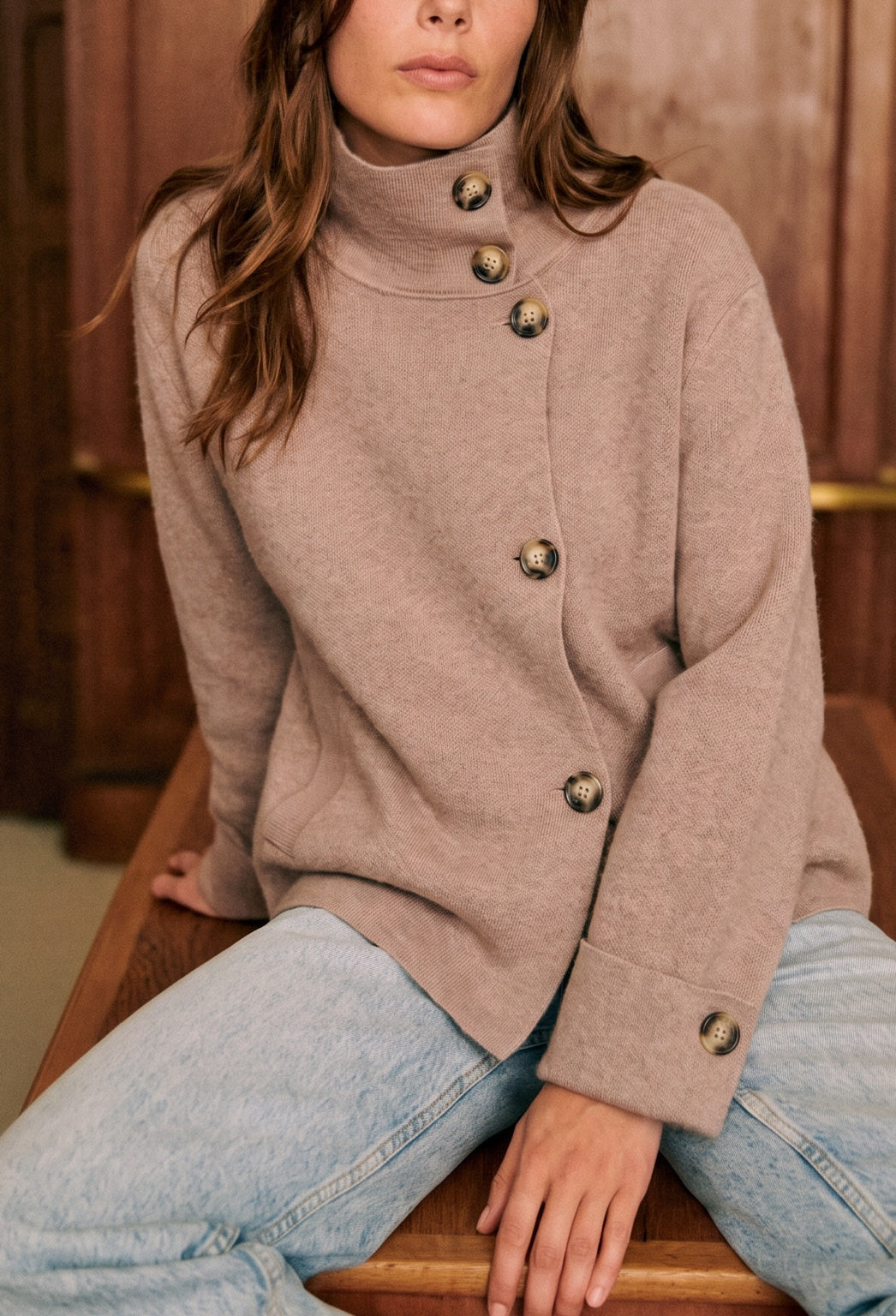 Gilet SIGNATURE taupe porté – détail de la coupe
