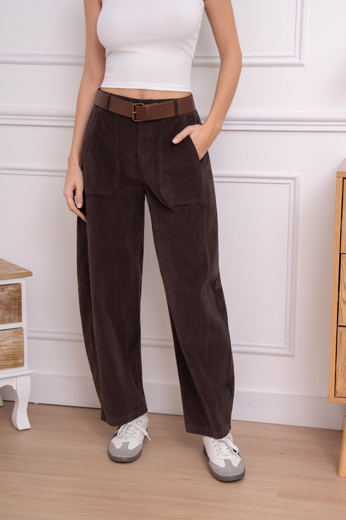 Pantalon AIMIE chocolat en velours, coupe barrel porté