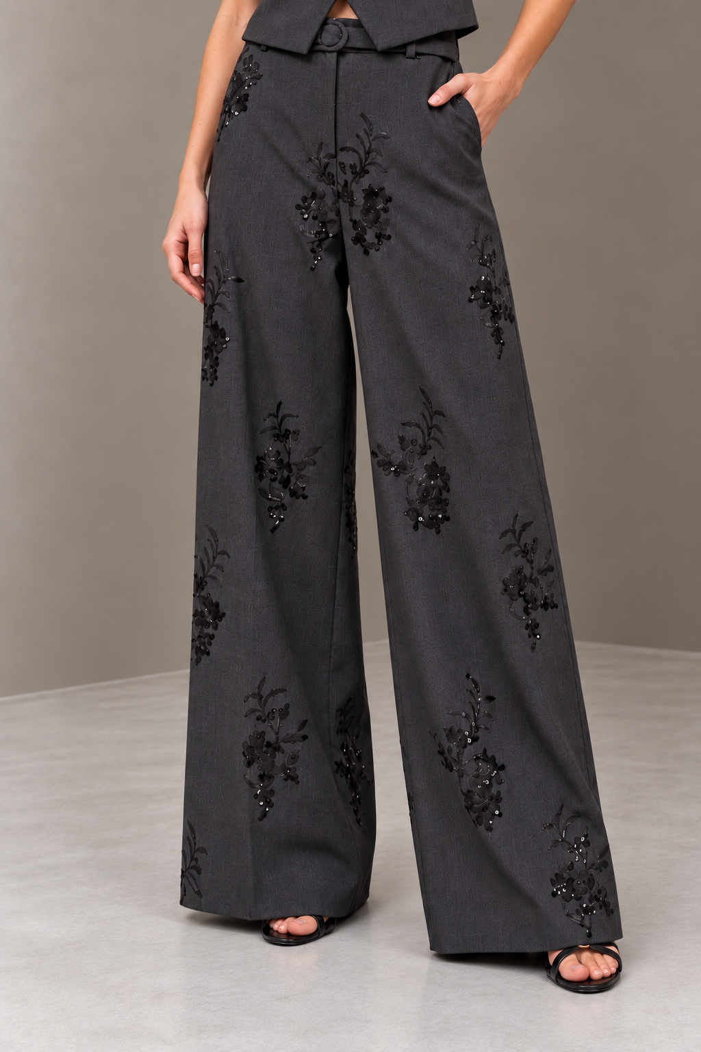 Pantalon large brodé anthracite, cadrage porté de la taille aux chaussures