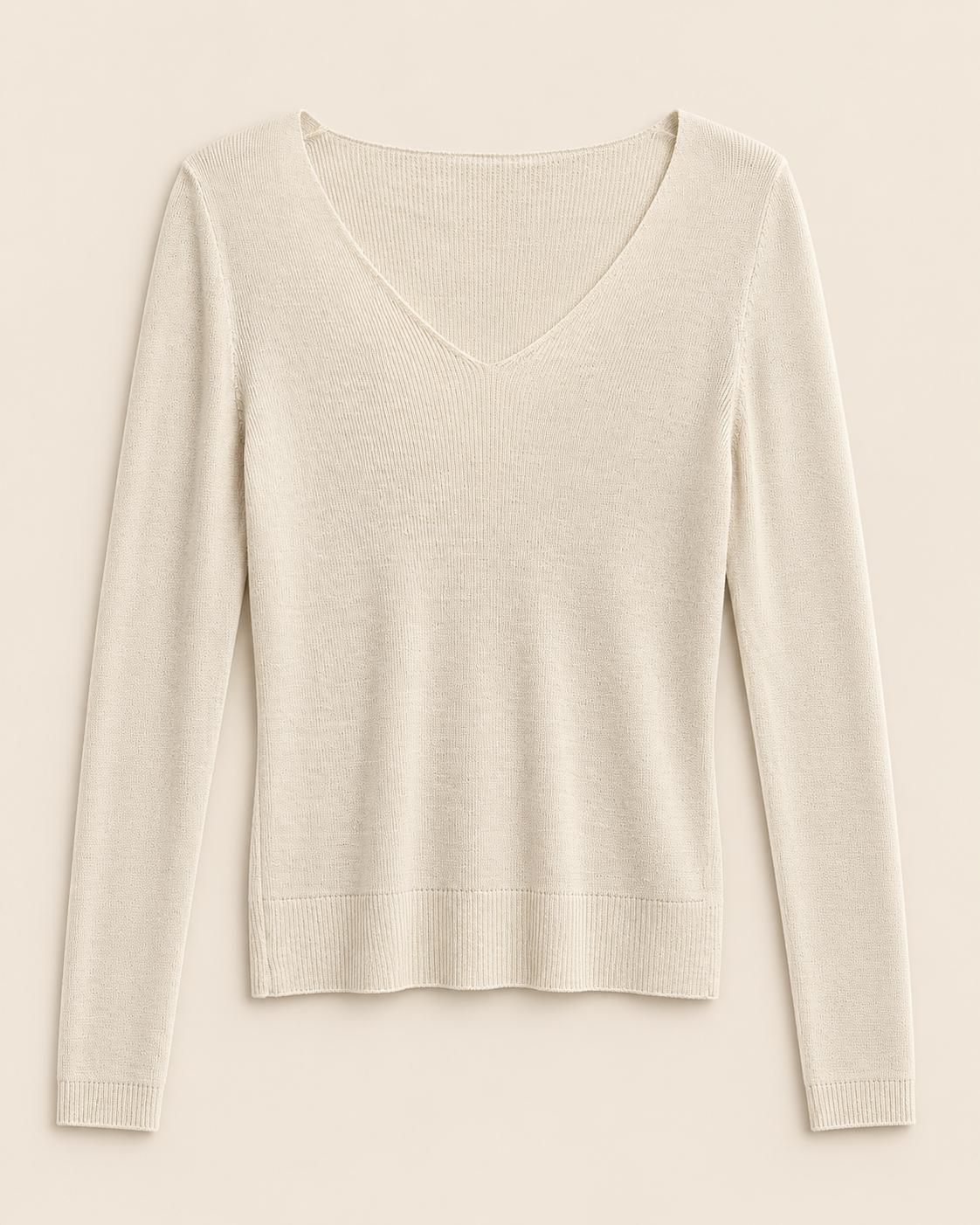 Pull ALÉANE écru beige en maille fine, col V et manches longues, présenté à plat sur fond beige.