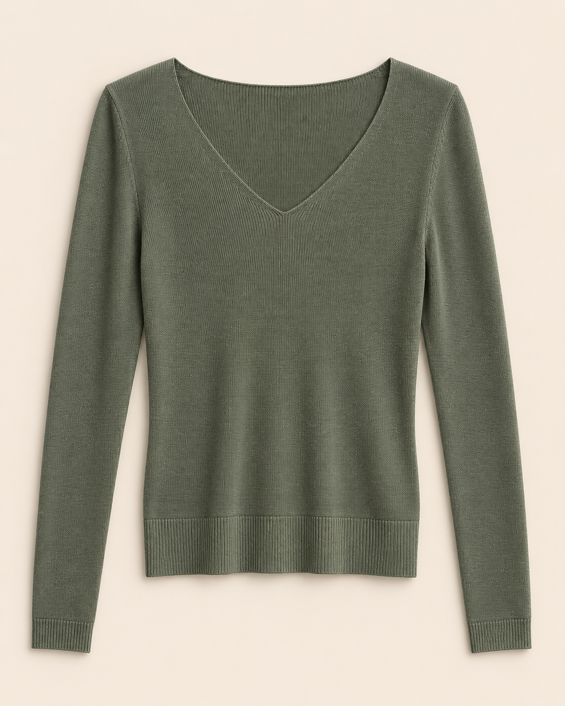 Pull ALÉANE kaki à col V, manches longues et finitions côtelées, présenté à plat sur fond beige.