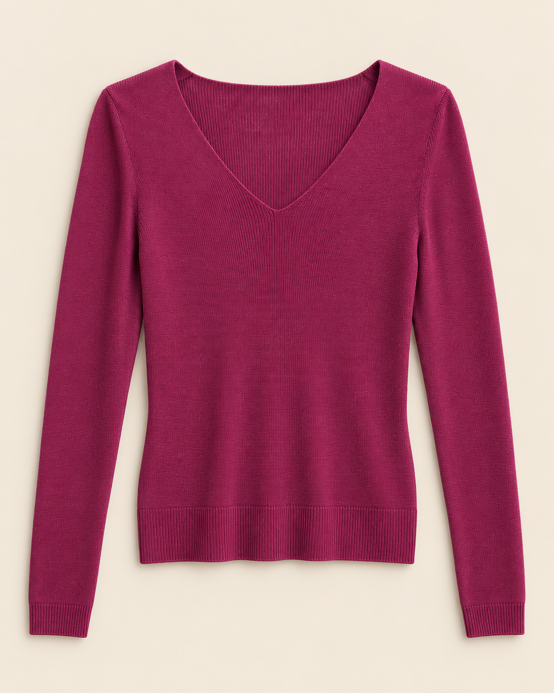Pull ALÉANE prune à col V, manches longues et finitions côtelées, présenté à plat sur fond beige.