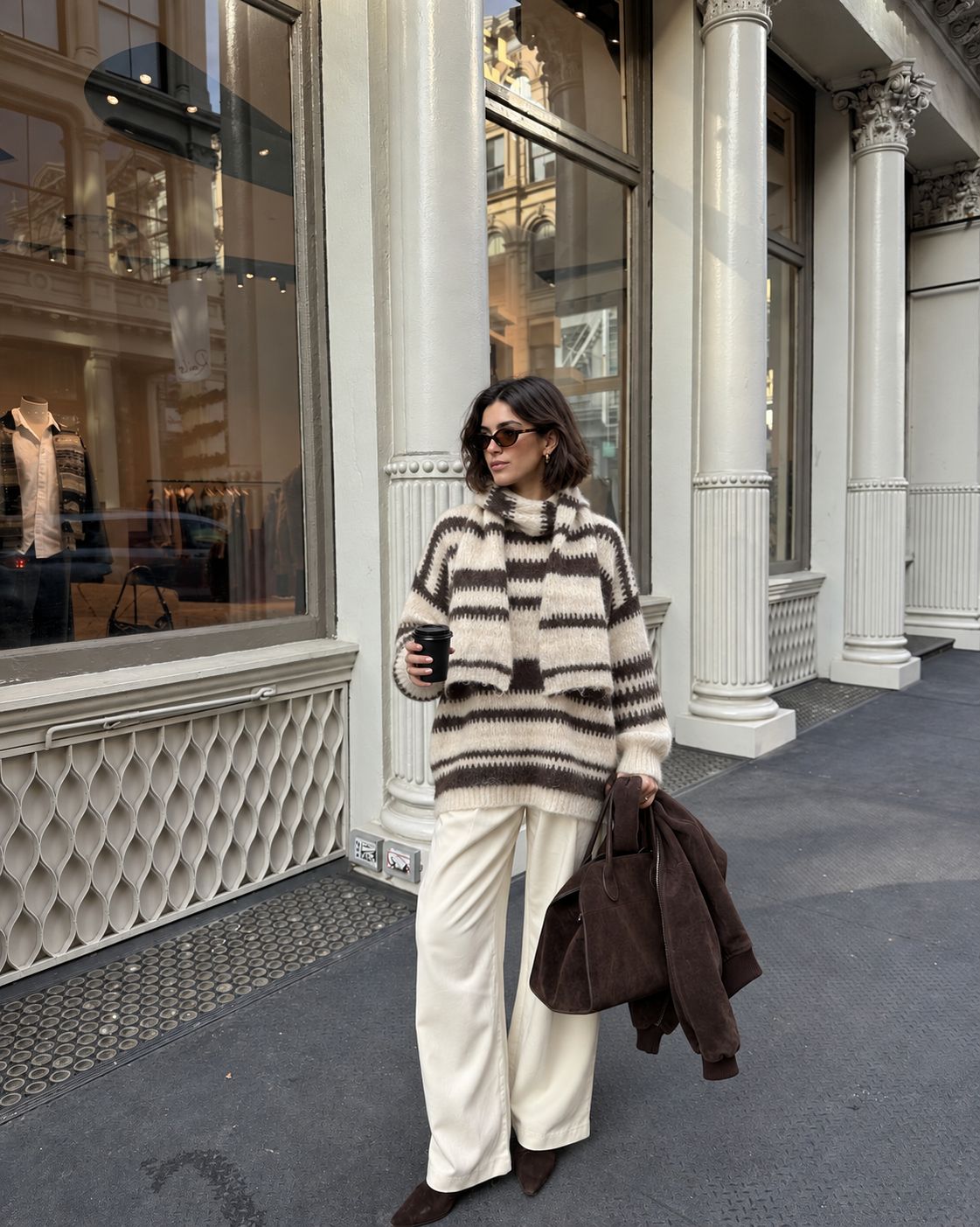 Pull Althéa écru et chocolat avec écharpe, porté