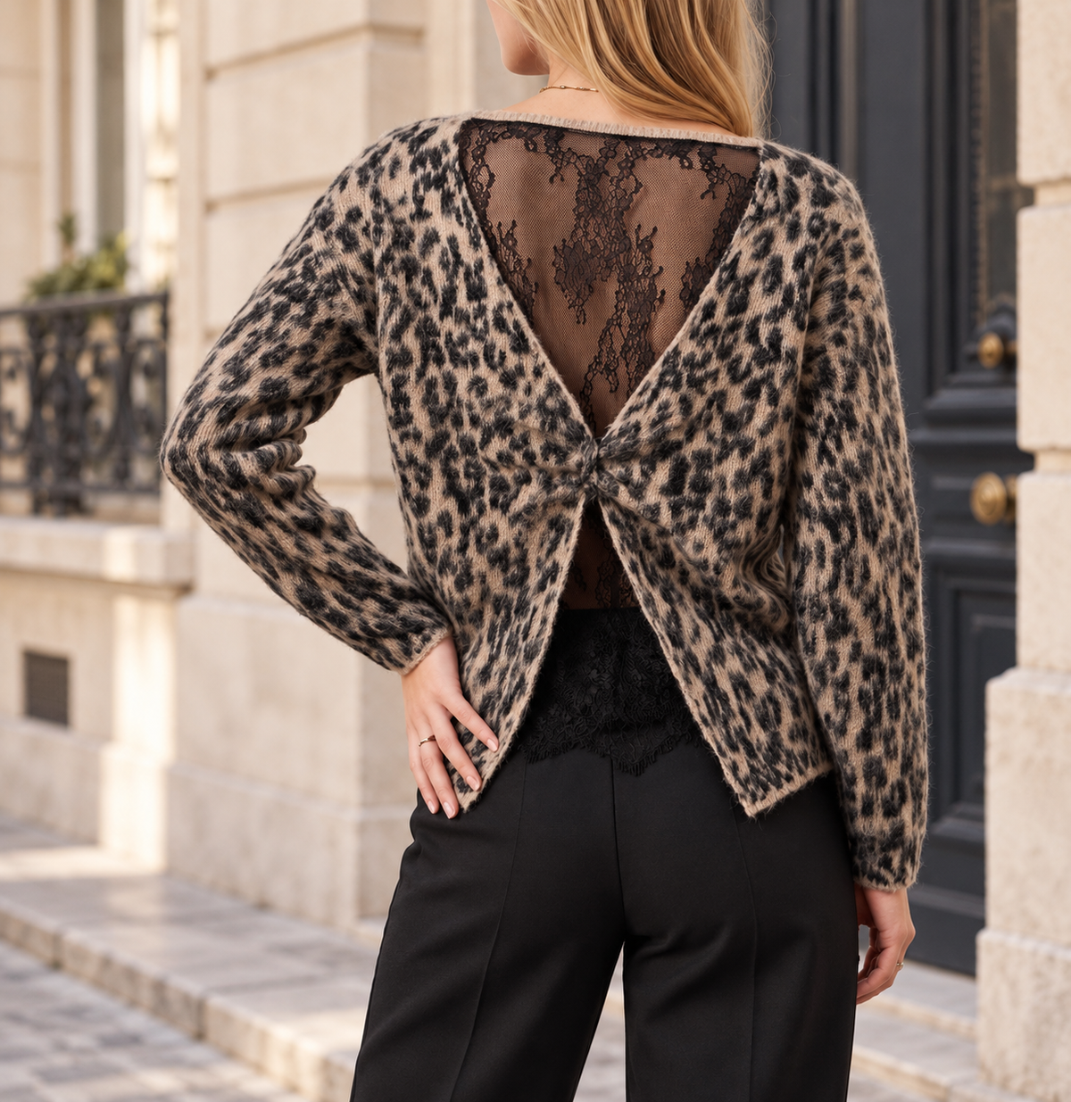 Pull LEOPA 26315 léopard camel, vue de dos avec dentelle noire et pans croisés
