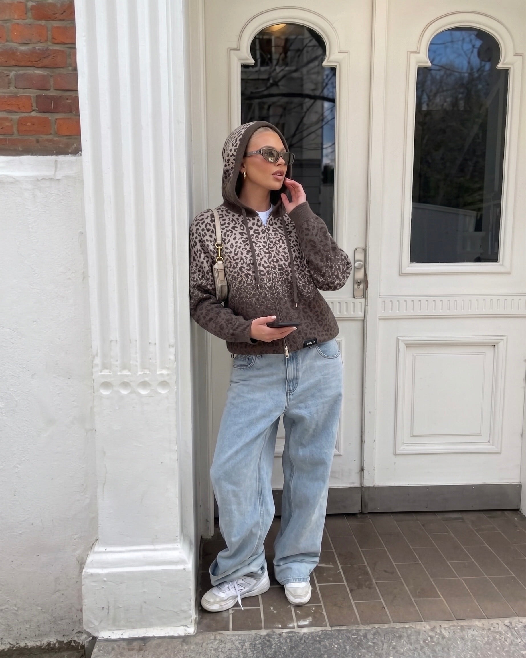 Look femme avec sweat zippé JOYNA léopard gris