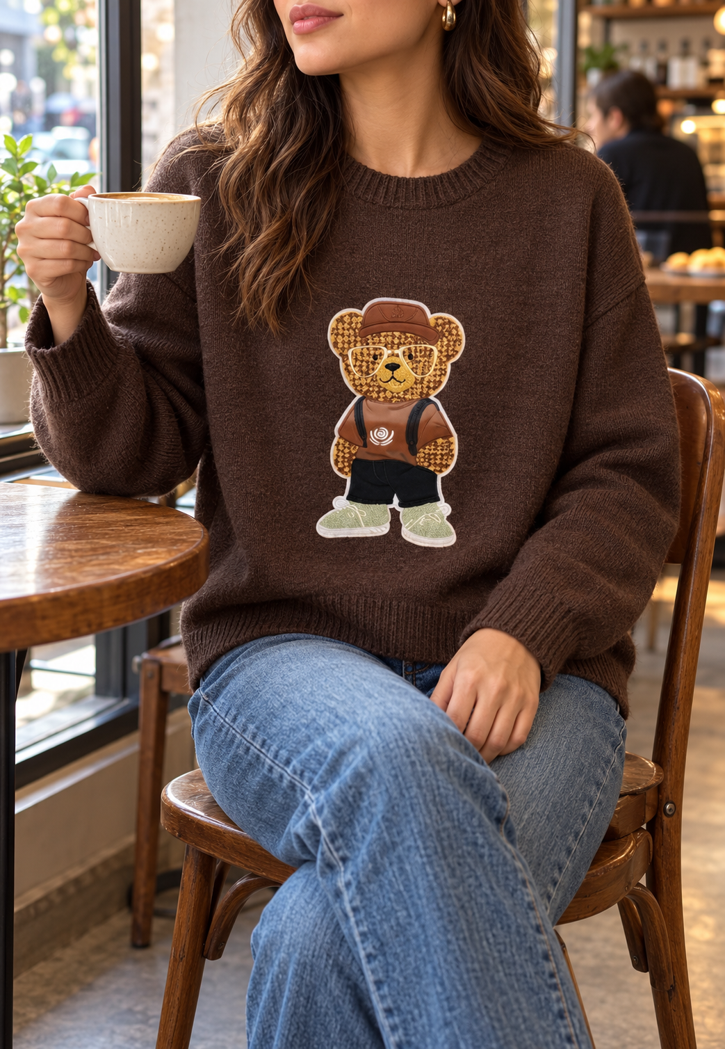 Pull TEDDINO chocolat AM1553 porté avec un jean au coffee shop