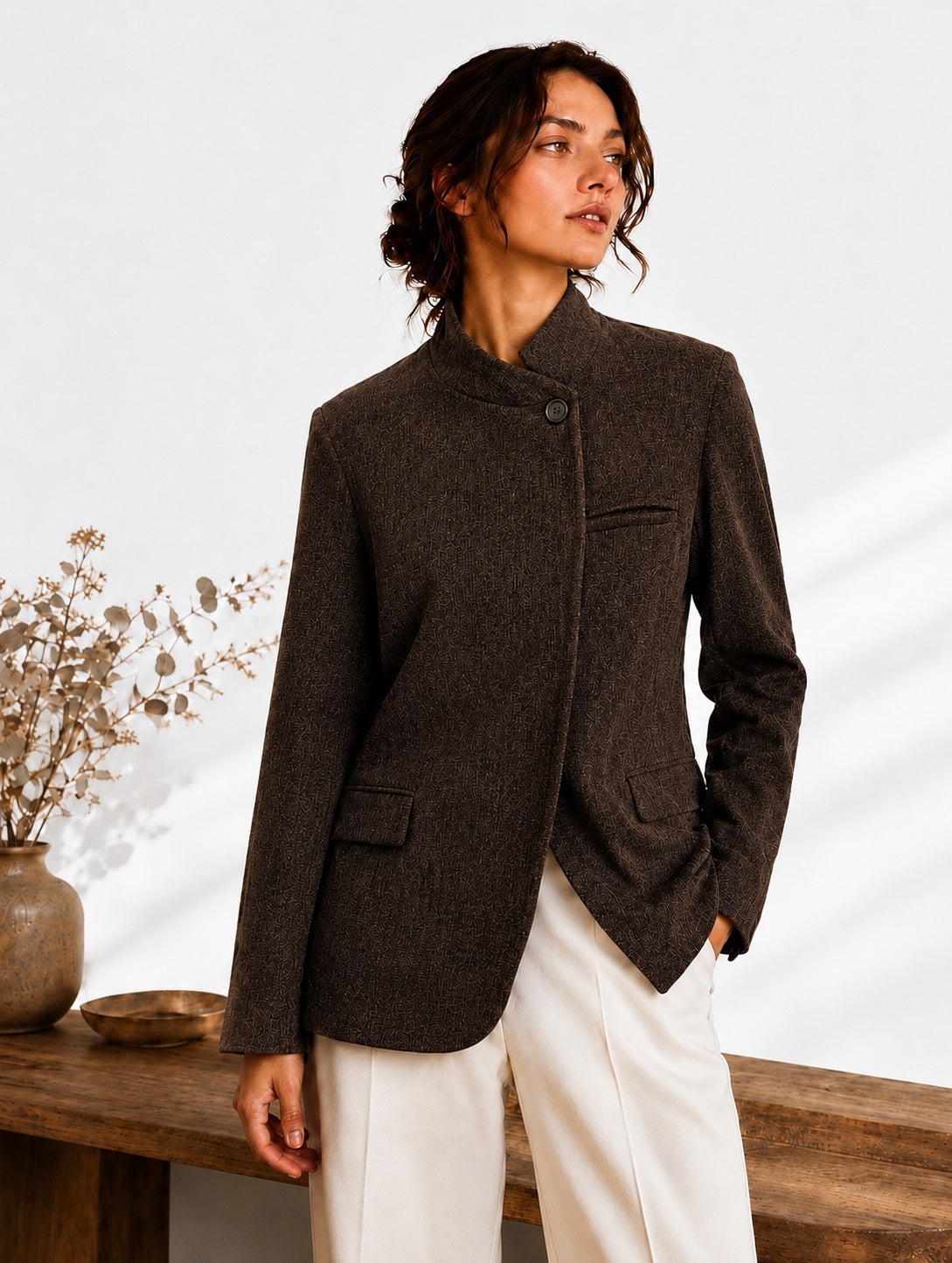 Veste ALBANE en velours marron portée