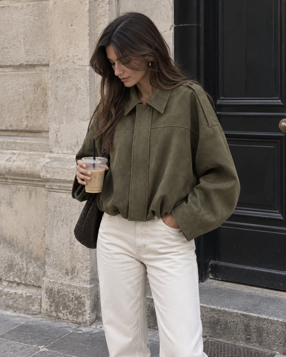Veste bomber effet daim kaki – détail col et volume
