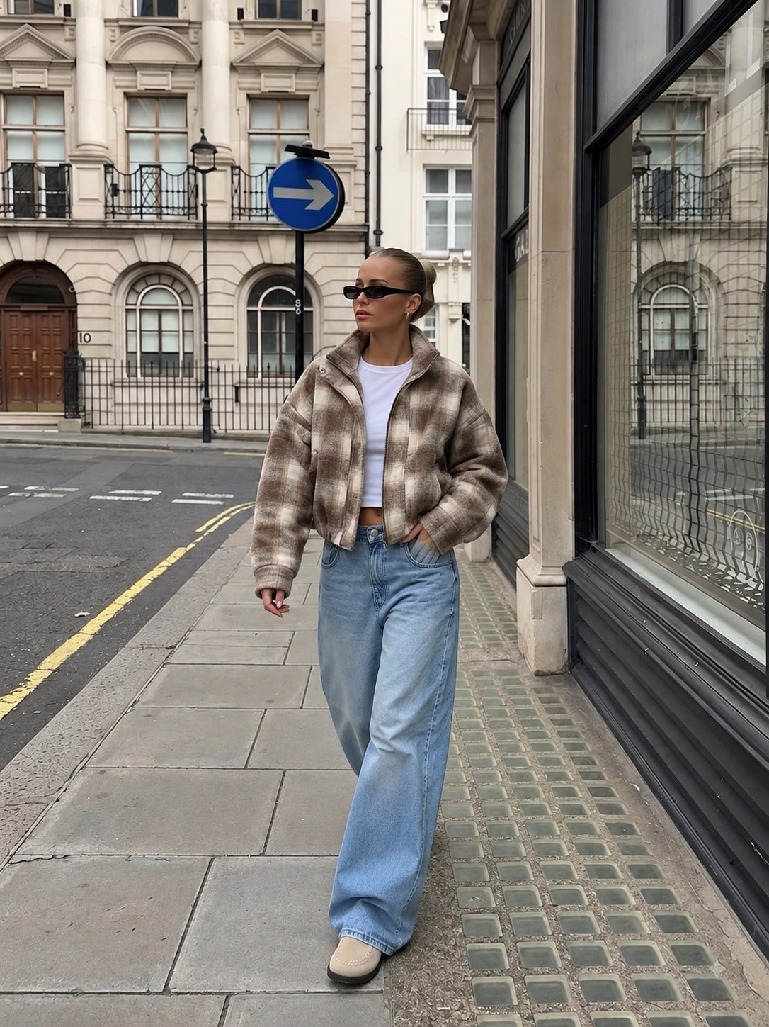 Veste Élina à carreaux taupe portée, vue de face
