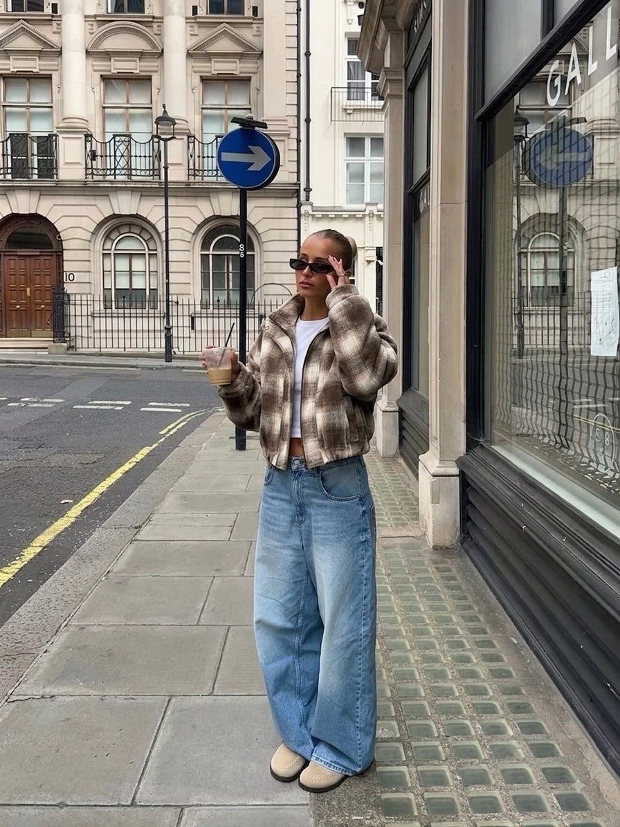 Veste Élina à carreaux taupe portée, autre pose