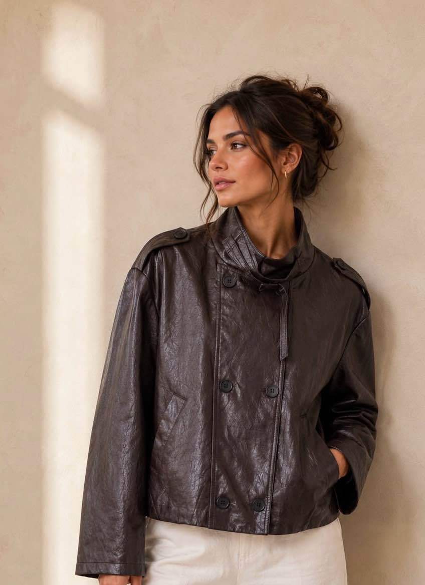Veste courte EVY touché agneau marron portée