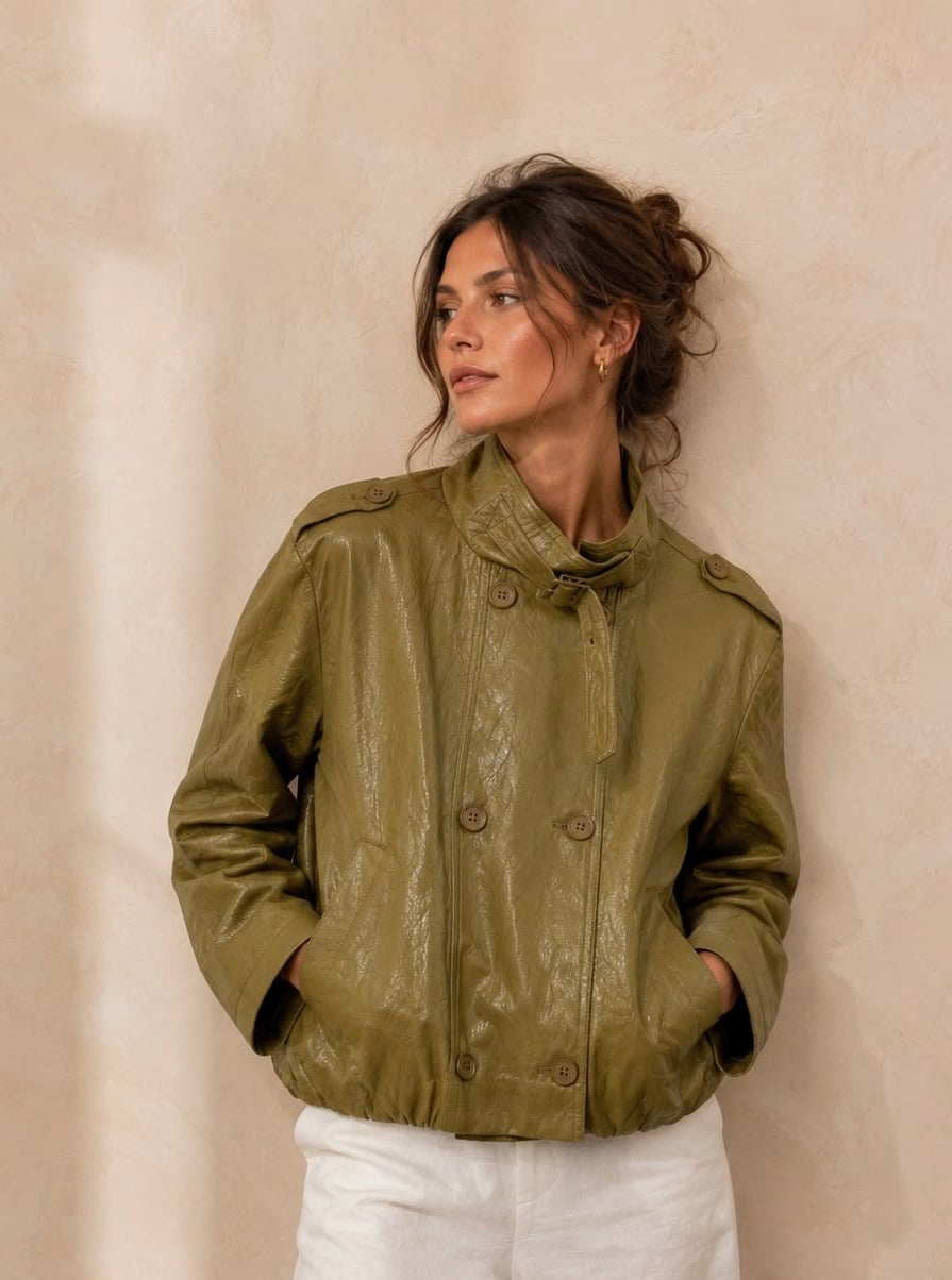 Veste courte EVY touché agneau vert olive portée