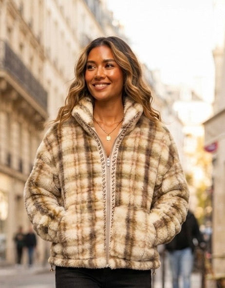 Veste cocooning Olympe à carreaux cream et beige portée