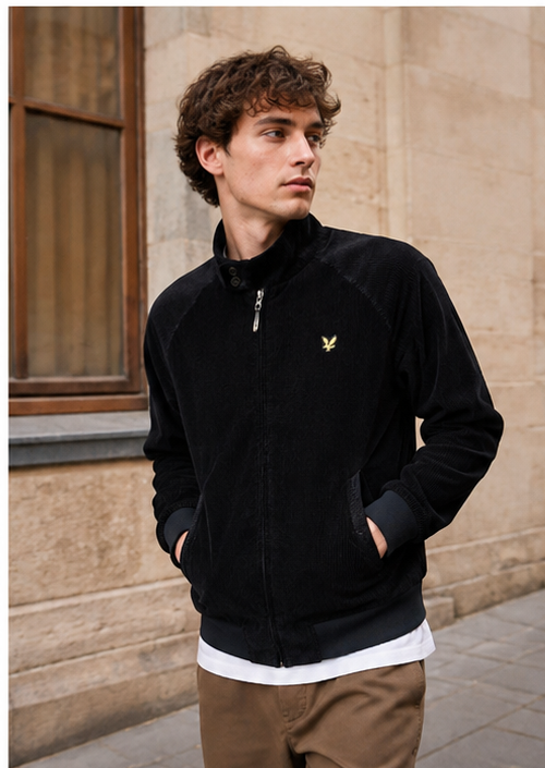 Veste Thibaut Lyle & Scott marine en velours côtelé portée par un jeune homme